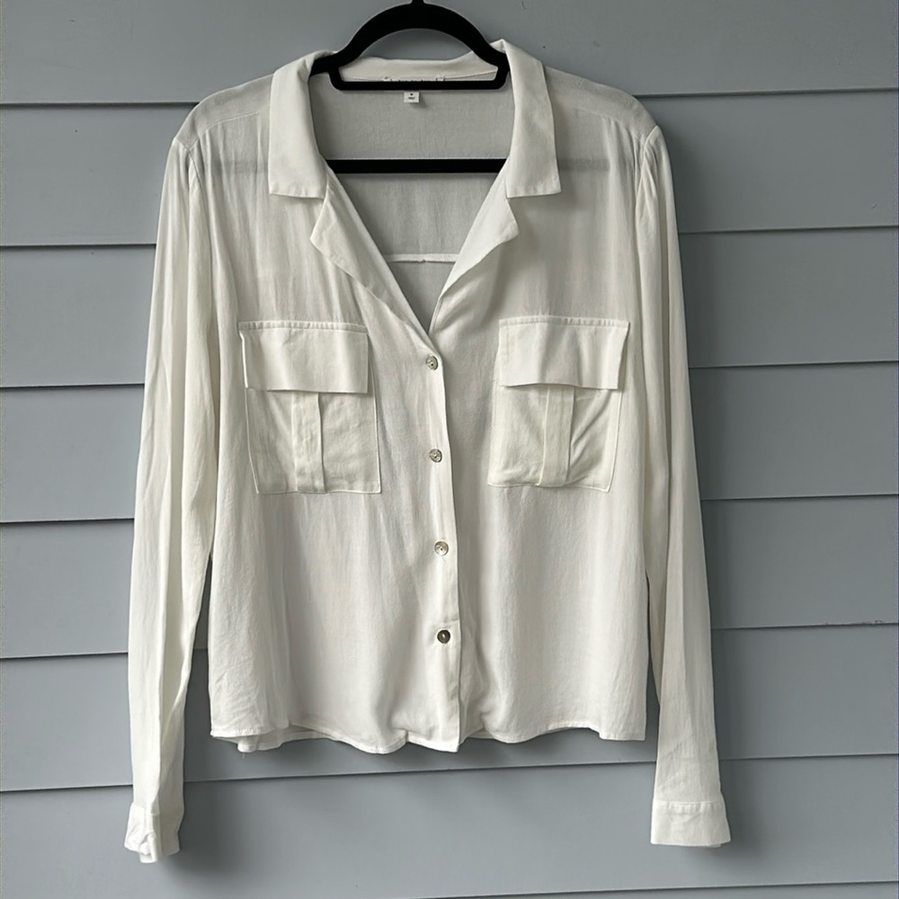 NWOT Day to Day by Blu Pepper White Button Down w/Two Functional Chest Pockets